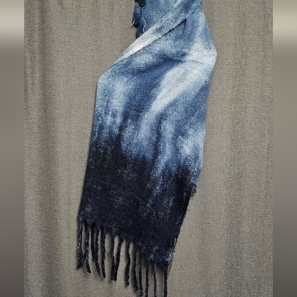 Steve Madden Scarf Wrap with Fringes One size @75" x 17" Blue White multi - Picture 2 of 9
